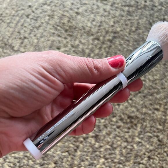 It Cosmetics Skin Perfecting Brush - Picture 5 of 6